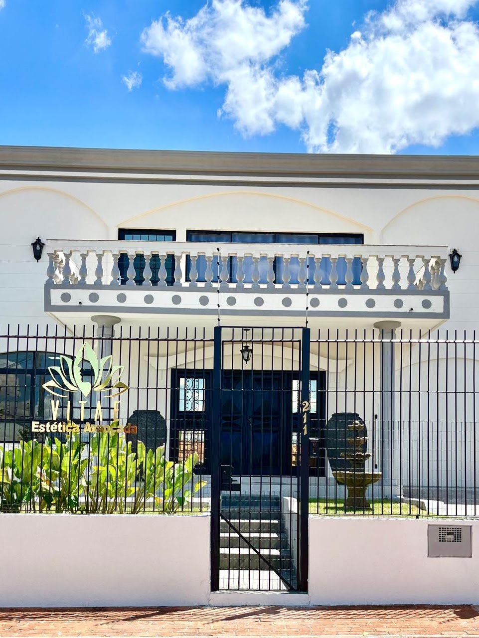 Fachada oficial da Vitae Clínica de Estética Avançada — Unidade 2 Centro, com marca e entrada visíveis.